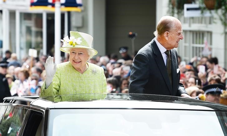 © Reuters. Rainha Elizabeth desfila em carro aberto para celebrar aniversário de 90 anos.