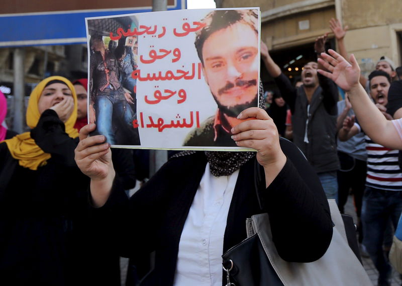 © Reuters. An Egyptian activist holds a poster during a demonstration in front of the Press Syndicate in Cairo