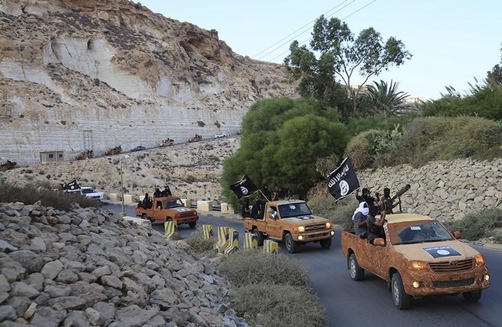 © Reuters. طائرات القوات الموالية لحكومة شرق ليبيا تقصف متشددين في درنة