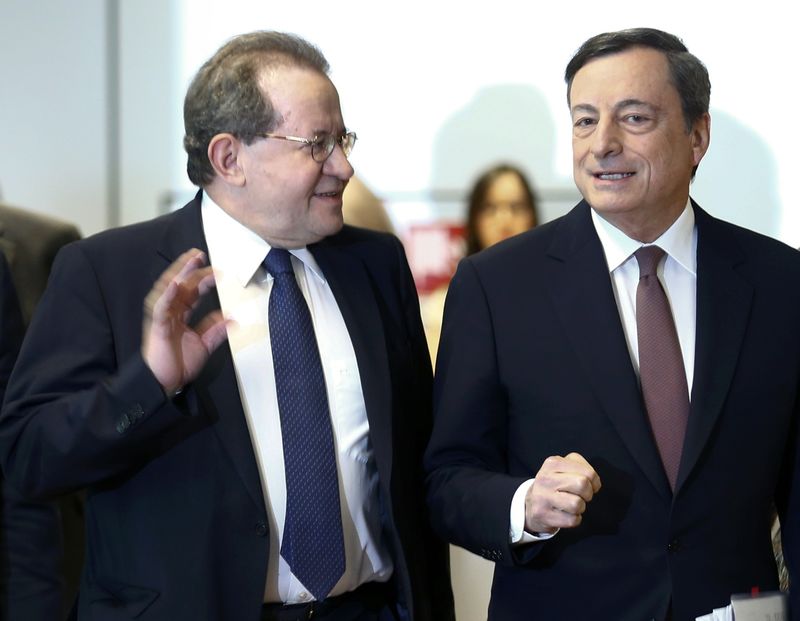 © Reuters. European Central Bank (ECB) President Draghi and vice president Constancio arrive for a news conference at the ECB headquarters in Frankfurt