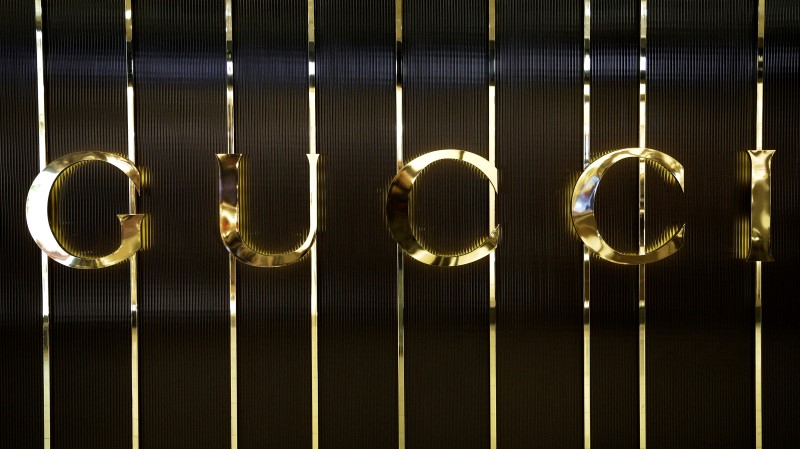 © Reuters. Gucci logo is seen in a store at Fiumicino airport in Rome