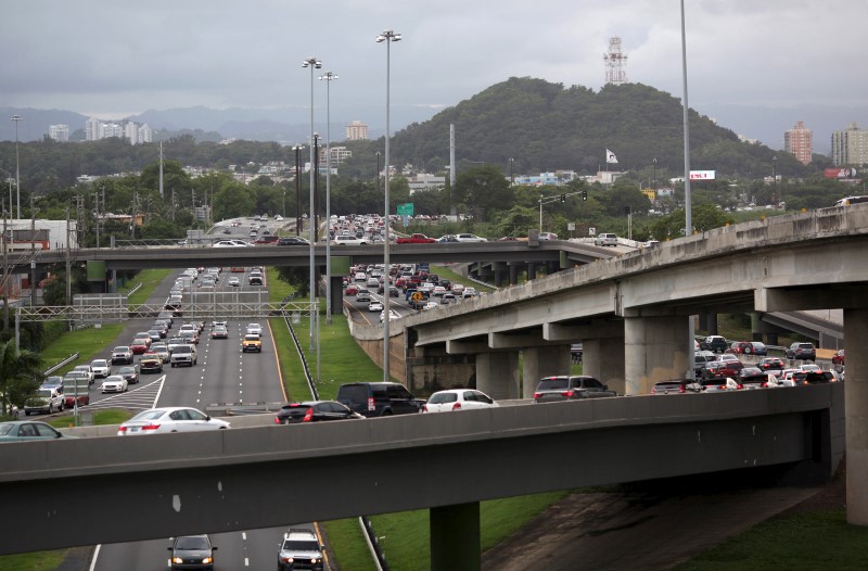 © Reuters. Cars move in the afternoon traffic on the expressway Las Americas in San Juan