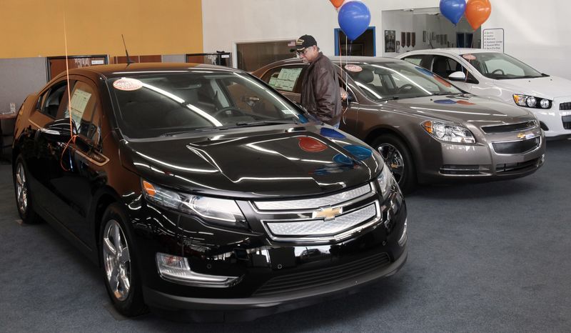 © Reuters. A customer looks at a 2012 Chevrolet Volt electric vehicle in a showroom in Redford, Michigan