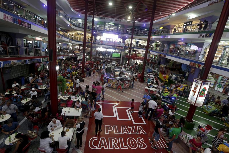 © Reuters. Cubans are seen at a state mall in Havana 