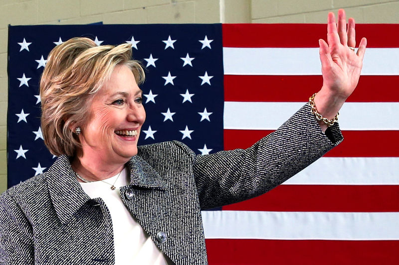 © Reuters. U.S. Democratic presidential candidate Hillary Clinton waves after leading a discussion on gun violence prevention in Hartford, Connecticut