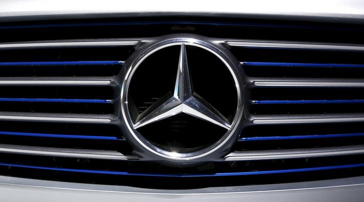 © Reuters. The Mercedes-Benz logo is seen before the company's annual news conference in Stuttgart, Germany