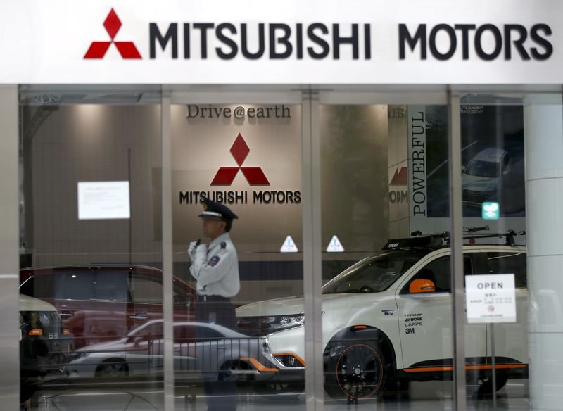© Reuters. Mitsubishi Motors Corp's showroom is pictured at its headquarters in Tokyo