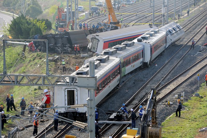 © Reuters. مقتل شخص وإصابة 8 بعد انحراف قطار عن مساره بكوريا الجنوبية