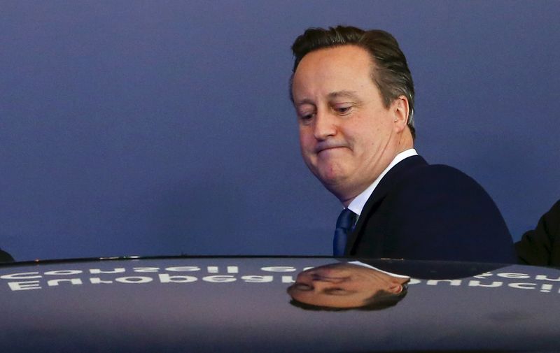 © Reuters. British Prime Minister David Cameron leaves a European Union leaders summit in Brussels