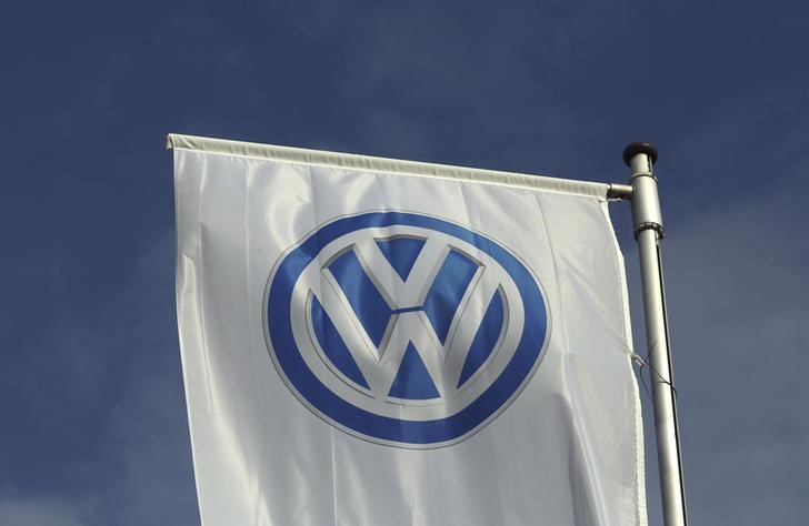 © Reuters. A flag of a Volkswagen VW car dealer is seen in Bochum