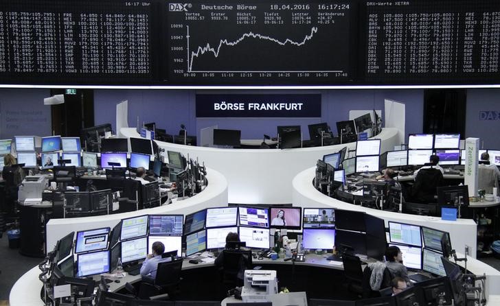 © Reuters. Bolsas europeas bajan por segundo día por lastre de fabricantes de automóviles