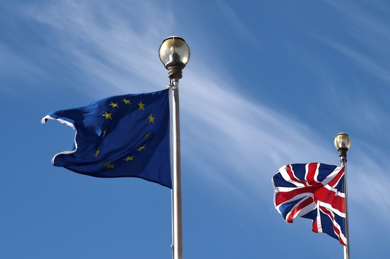 © Reuters. A British Union flag and an European Union flag are seen flying above offices in London, Britain