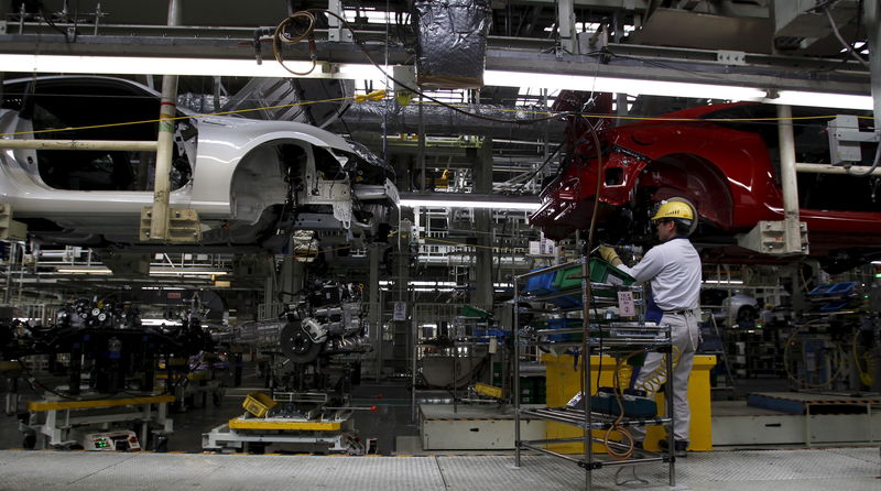 © Reuters. File photo of factory workers assembling a Toyota 86 at Fuji Heavy Industries Ltd's Gunma Main Plant in Ota