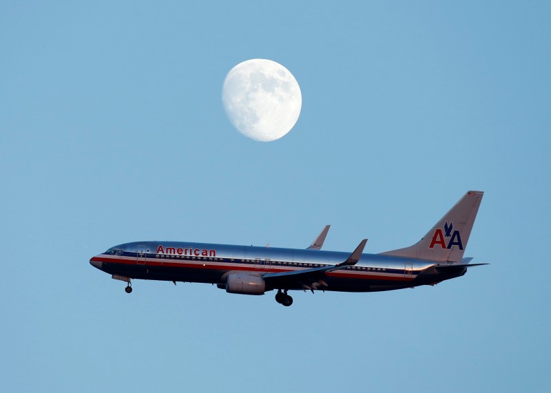 © Reuters. An American Airlines passenger jet comes in the land at LaGuardia airport in New York