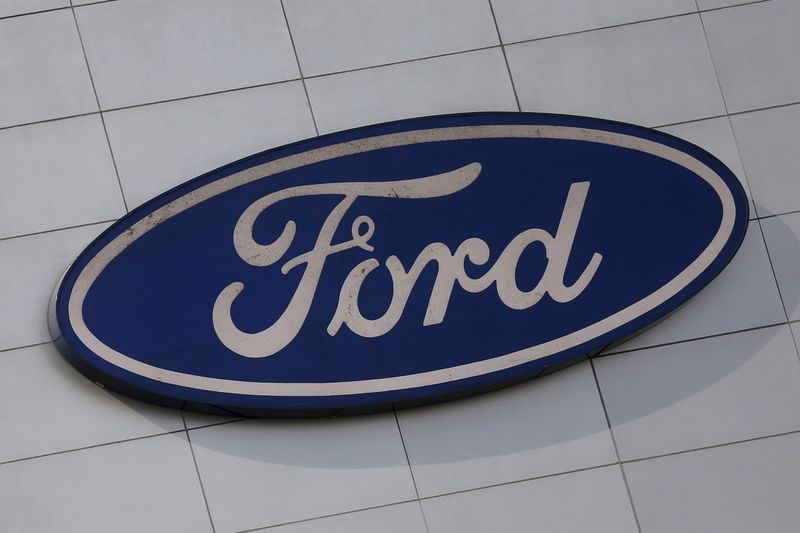 © Reuters. A Ford logo is pictured at a store of the automaker, in Mexico City, Mexico