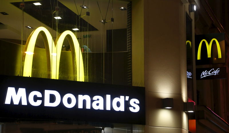 © Reuters. File photo of McDonald's logo in Paris