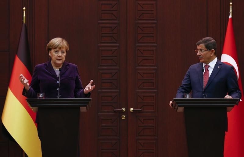 © Reuters. German Chancellor Merkel gestures during a joint news conference with Turkish Prime Minister Davutoglu in Ankara