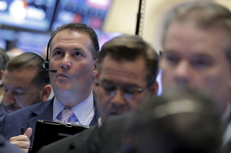 © Reuters. Traders work on the floor of the NYSE 