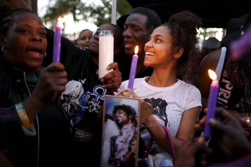 © Reuters. Admiradores homenajean a Prince con masiva fiesta en Minneapolis 