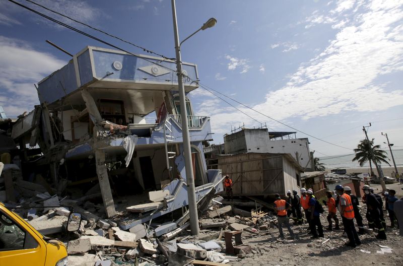 © Reuters. Equipes de resgate e policiais buscam vítimas em hotel afetado por terremoto em Pedernales, no Equador