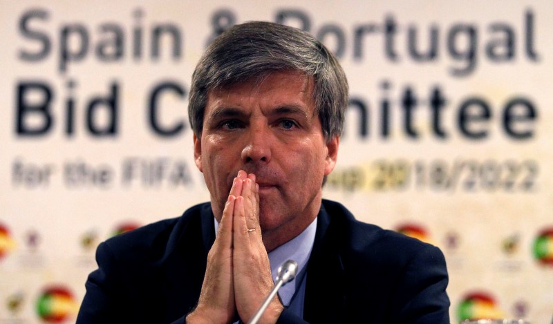 © Reuters.  Harold Mayne-Nicholls attends a meeting with journalists about the World Cup 2018-22 bid event in Lisbon