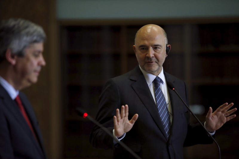 © Reuters. Portugal's Finance Minister Mario Centeno and European Commissioner for Economic and Financial Affairs Pierre Moscovici attend a news conference in Lisbon