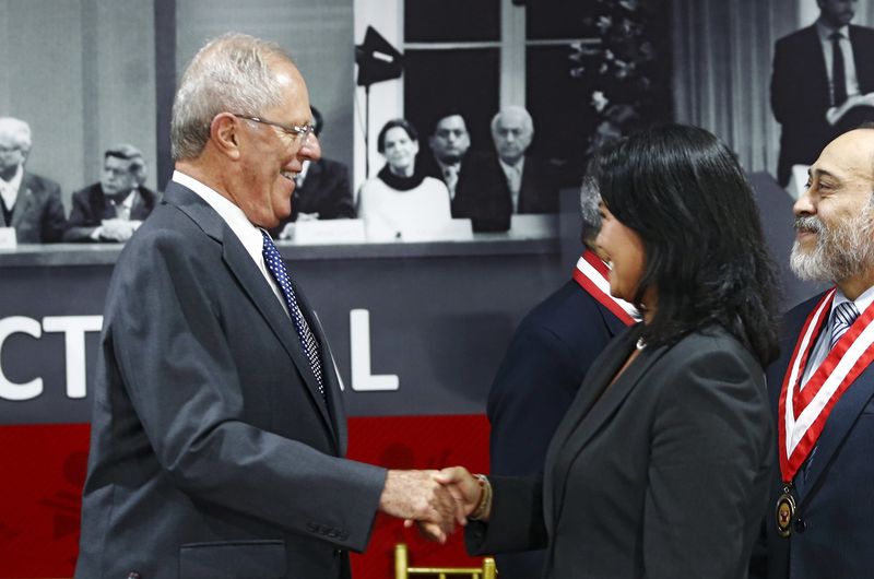 © Reuters. Kuczynski e Keiko Fujimori cumprimentam-se em Lima