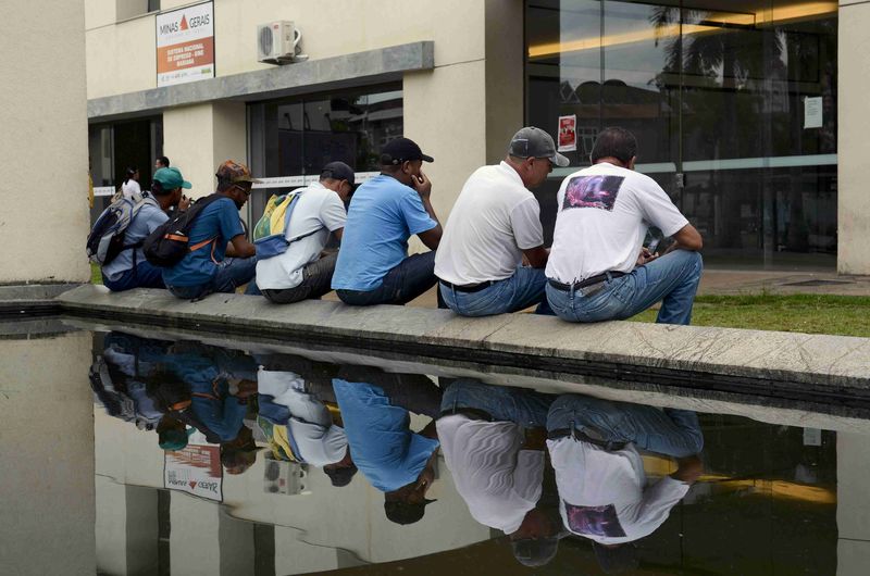 © Reuters. File photo of people waiting for job opportunities in front of the building of National Employment Service in Mariana