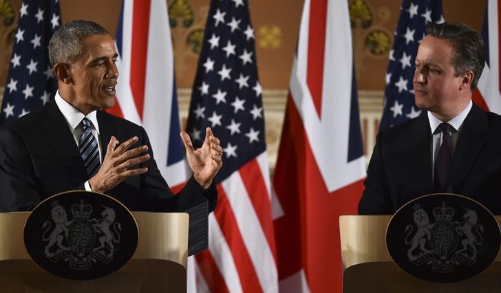 © Reuters. David Cameron e Barack Obama concedem entrevista em Londres