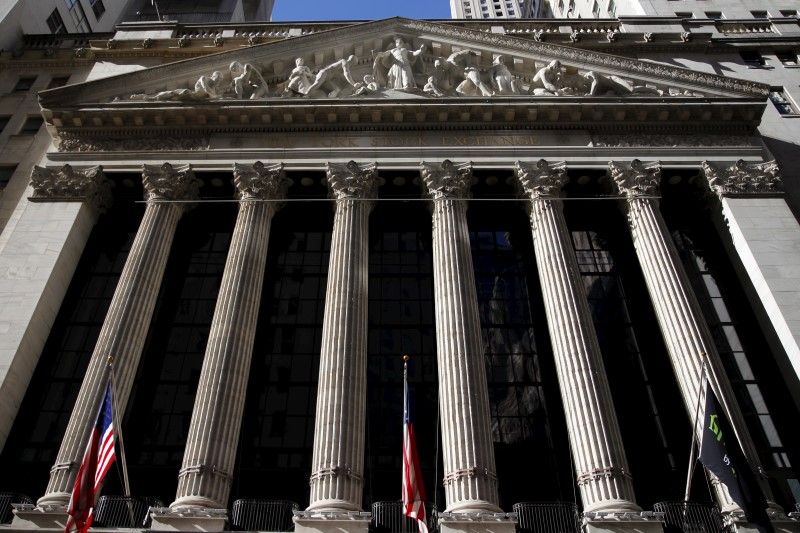 © Reuters. The New York Stock Exchange building is seen from Broad Street in Lower Manhattan in New York