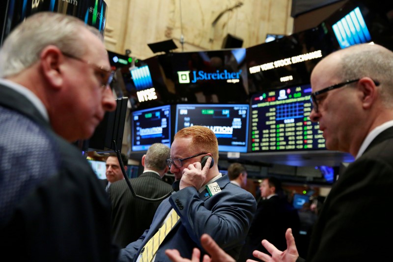 © Reuters. Traders work on the floor of the New York Stock Exchange shortly after the opening bell in New York 