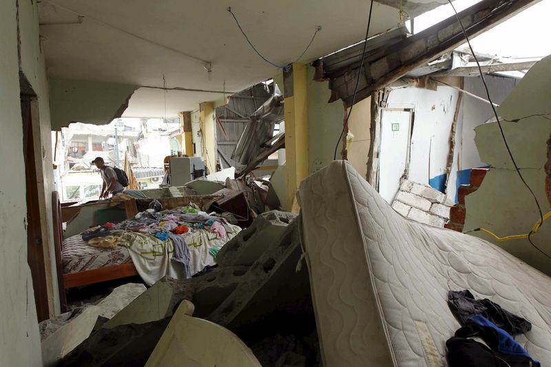 © Reuters. Casa danificada por terremoto em Pedernales, no Equador 