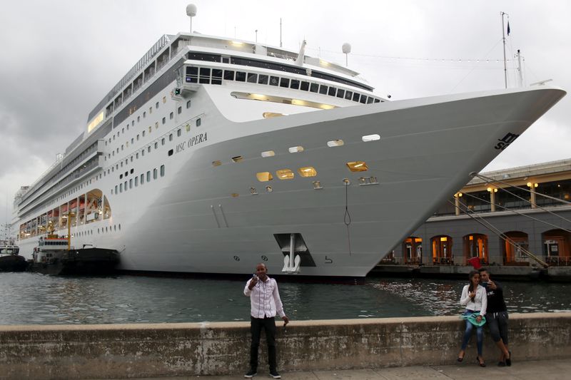 © Reuters. Pessoas tiram foto em porto de Havana