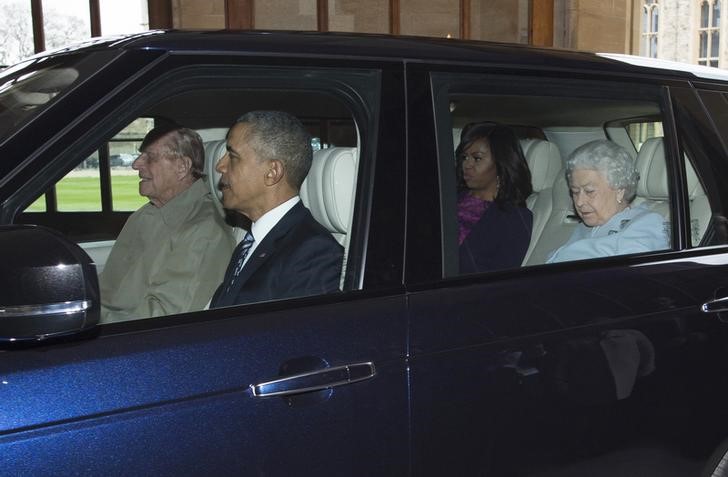 © Reuters. Príncipe Philip conduz carro com Obama, Michelle e a rainha Elizabeth