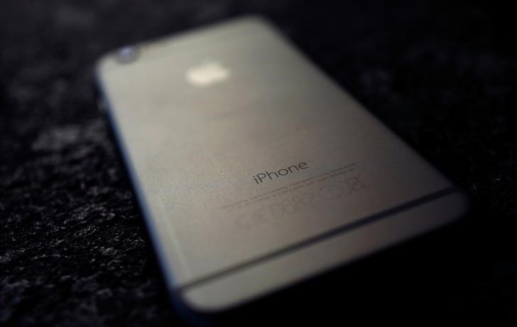 © Reuters. Details are pictured on the backside of an Apple I phone 6 on a table in a restaurant in Hanau