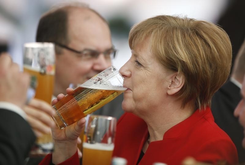 © Reuters. Alemania brinda por el quinto centenario de su ley de pureza de la cerveza