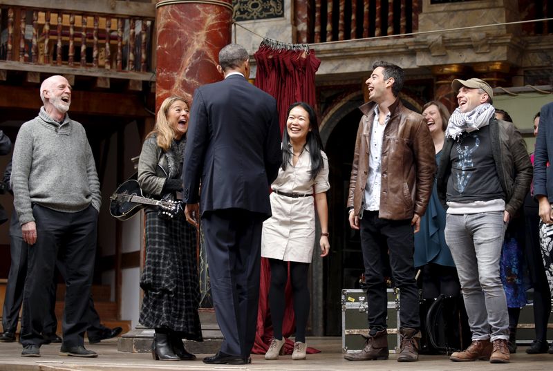 © Reuters. U.S. President Barack Obama tours the Globe Theatre in London