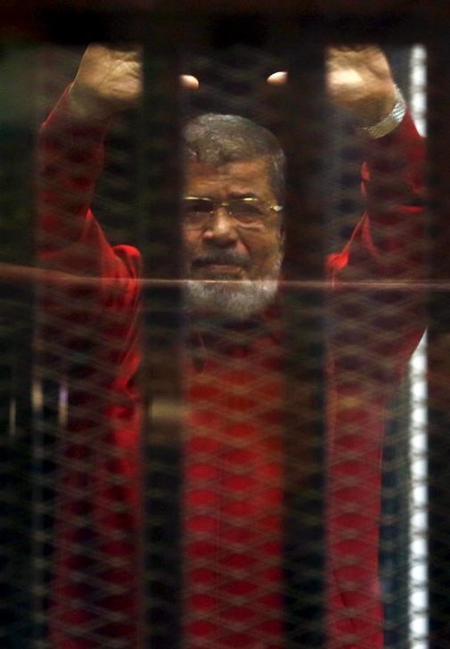 © Reuters. محكمة مصرية تمد أجل الحكم في قضية اتهام مرسي بالتخابر مع قطر