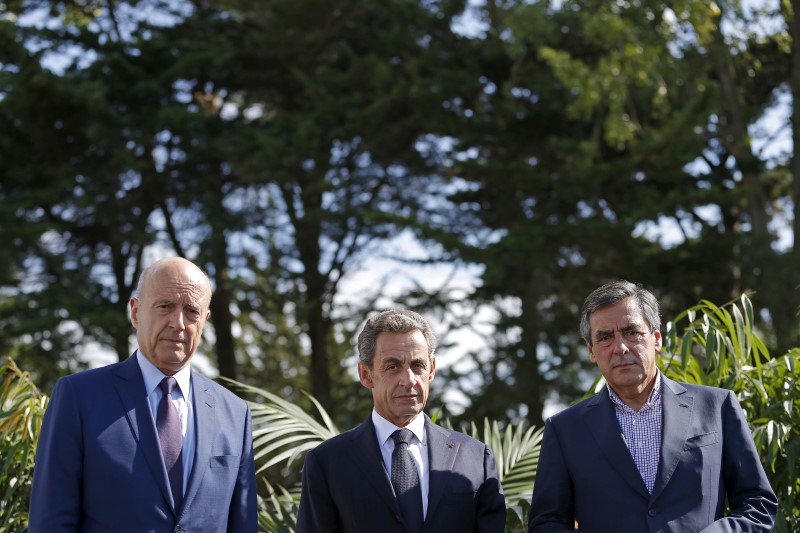 © Reuters. FRANÇOIS FILLON REMONTE DANS UN SONDAGE FACE À ALAIN JUPPÉ ET NICOLAS SARKOZY