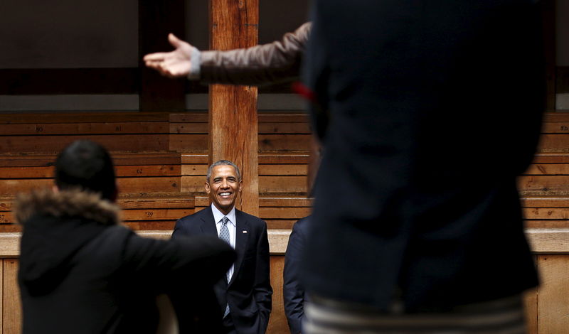© Reuters. أوباما يشهد عرضا قصيرا من هاملت في ذكرى مرور 400 عام على وفاة شكسبير