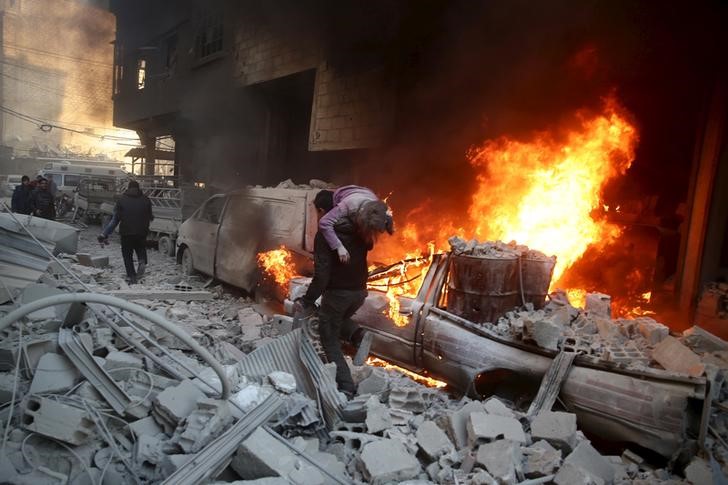 © Reuters. المرصد السوري: 13 قتيلا في قصف جوي شنته القوات السورية شرقي دمشق