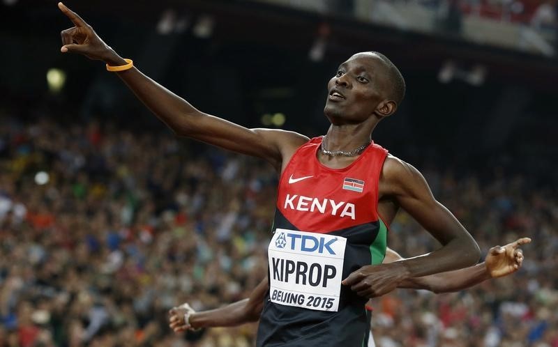 © Reuters. Asbel Kiprop of Kenya reacts after winning the men's 1500 metres final during the 15th IAAF World Championships at the National Stadium in Beijing