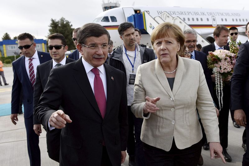 © Reuters. ميركل تصل إلى تركيا لتهدئة التوتر حول اتفاق إعادة المهاجرين