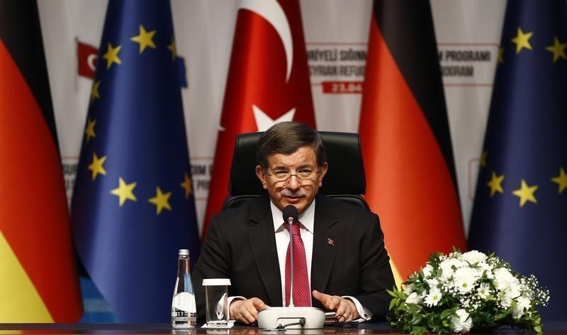 © Reuters. داود أوغلو: تركيا نفذت كل مسؤولياتها في اتفاق المهاجرين مع أوروبا