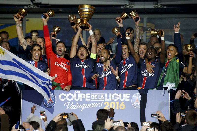 © Reuters. دي ماريا يقود سان جيرمان للفوز بكأس رابطة الأندية الفرنسية