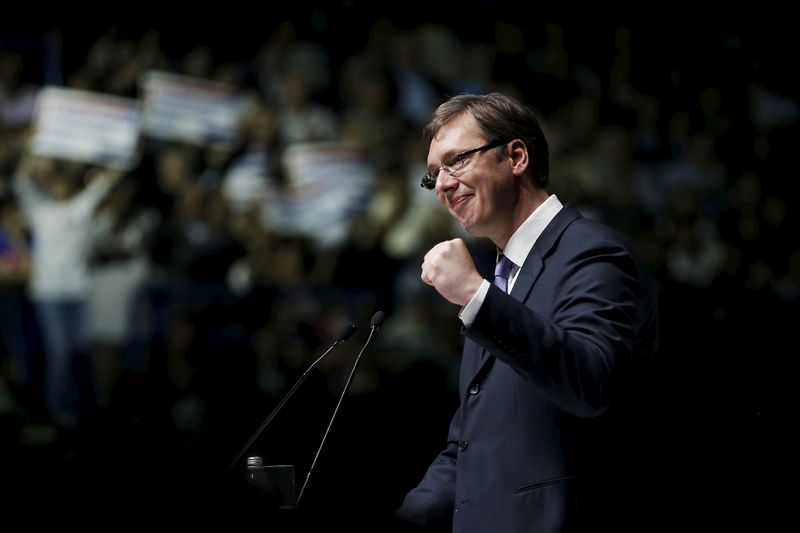 © Reuters. Serbian Prime Minister and leader of the Serbian Progressive Party (SNS) Vucic gestures during a rally ahead of Sunday's election, in Belgrade