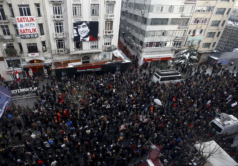 © Reuters. People attend a ceremony to mark the ninth anniversary of the killing of Turkish-Armenian editor Hrant Dink in Istanbul 