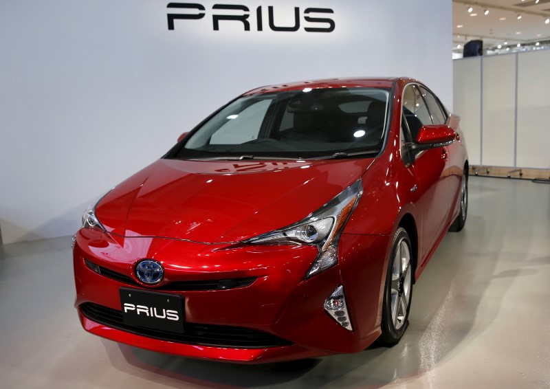 © Reuters. Toyota Motor Corp's new Prius hybrid car is displayed during its Japan launch event in Tokyo