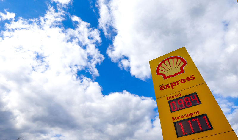 © Reuters. The Royal Dutch Shell logo is seen at a petrol station in Sint-Pieters-Leeuw