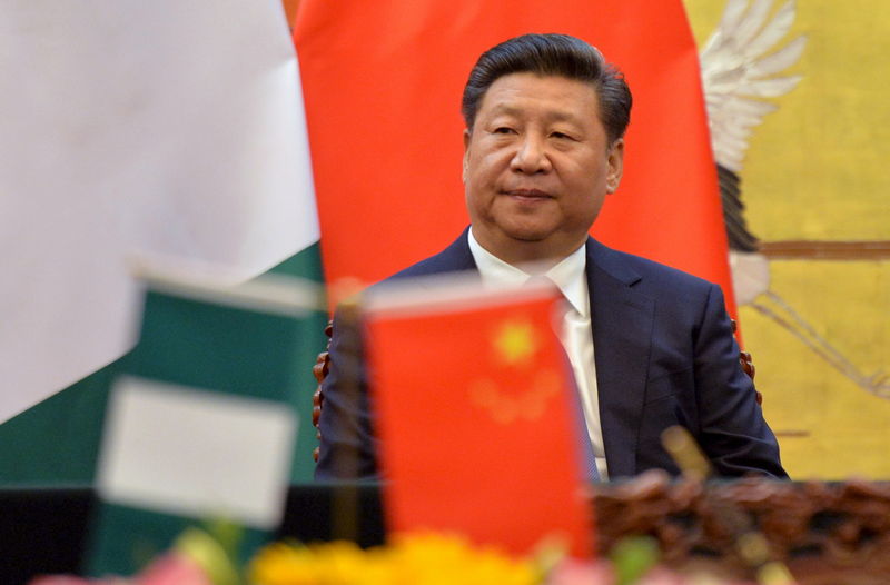 © Reuters. Chinese President, Xi Jinping attends a signing ceremony with President of the Federal Republic of Nigeria, Muhammadu Buhari at the Great Hall of the People in Beijing